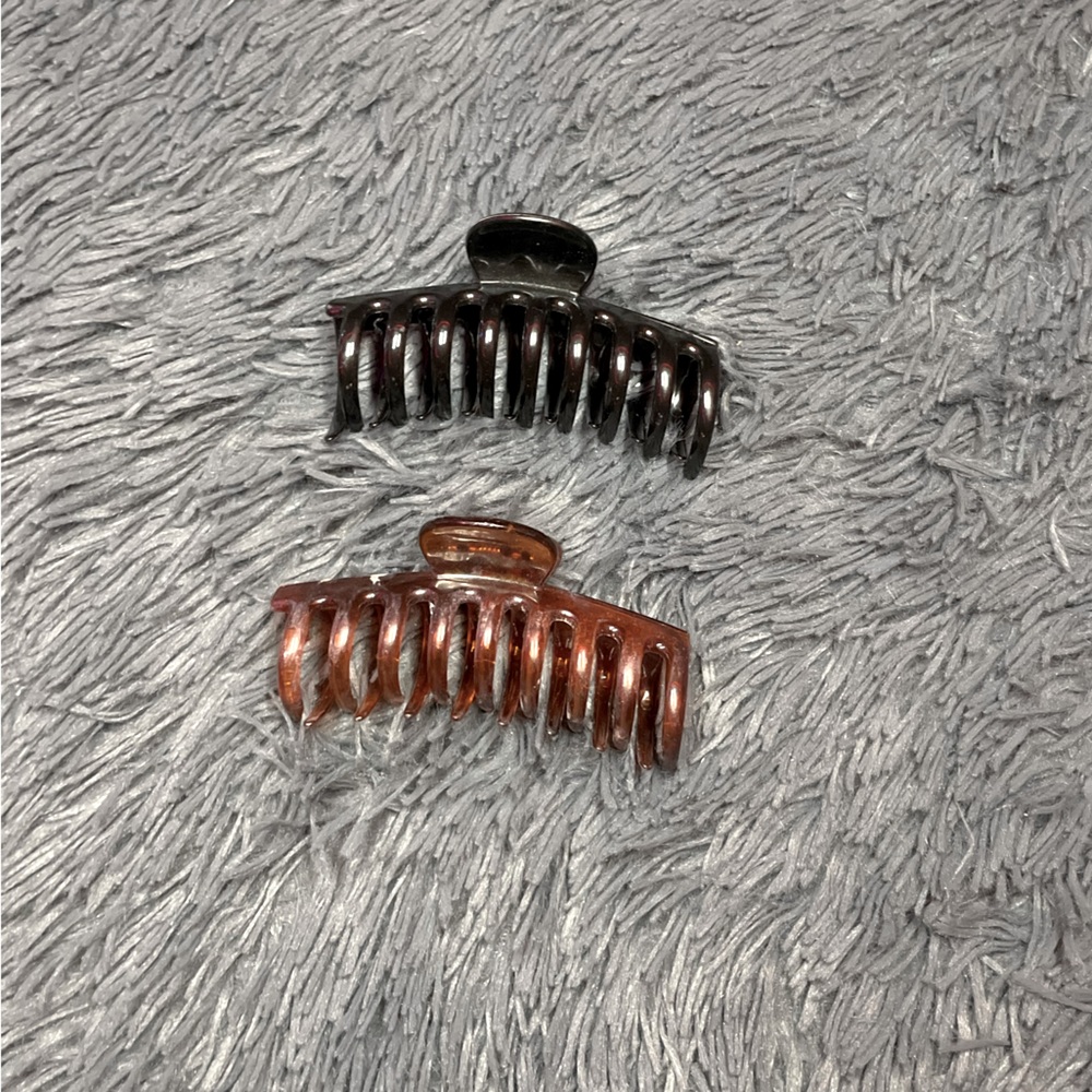Black and brown claw clips